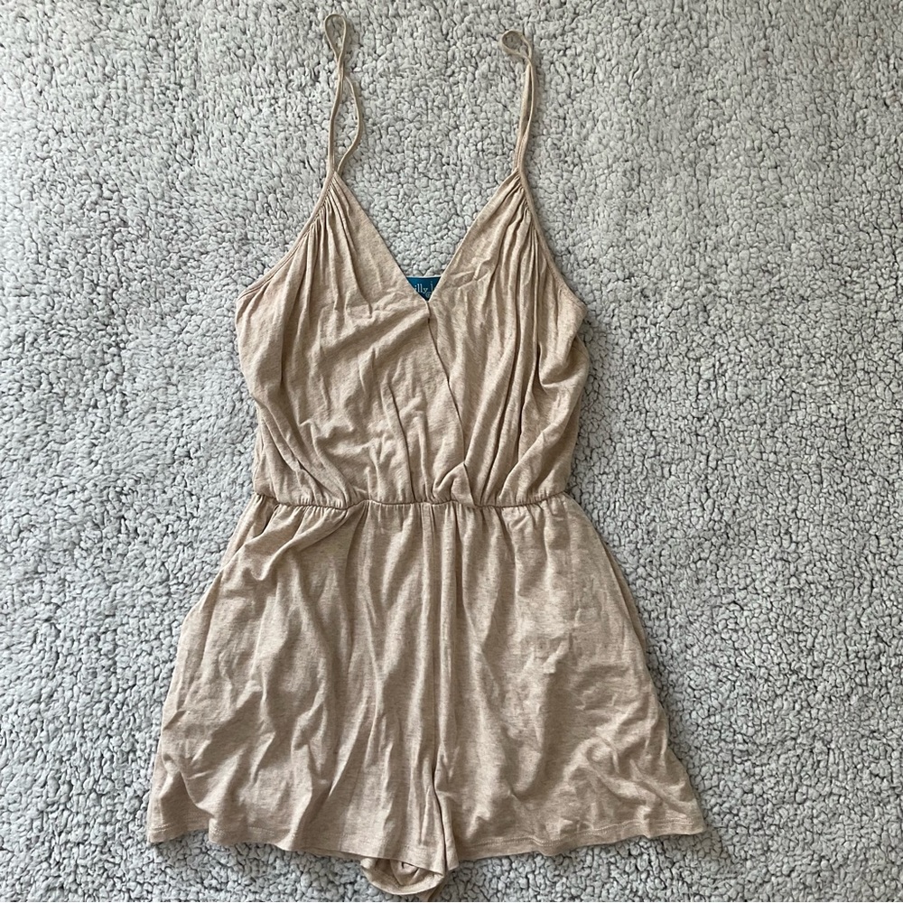 Willy Jays romper tan/beige size medium EUC